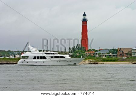 luksusyacht i nærheden af lighthouse