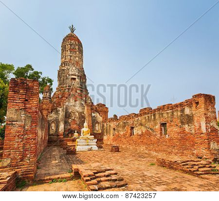 Buddha statue in Wat Cherng Tha. Ayutthaya historical park. 