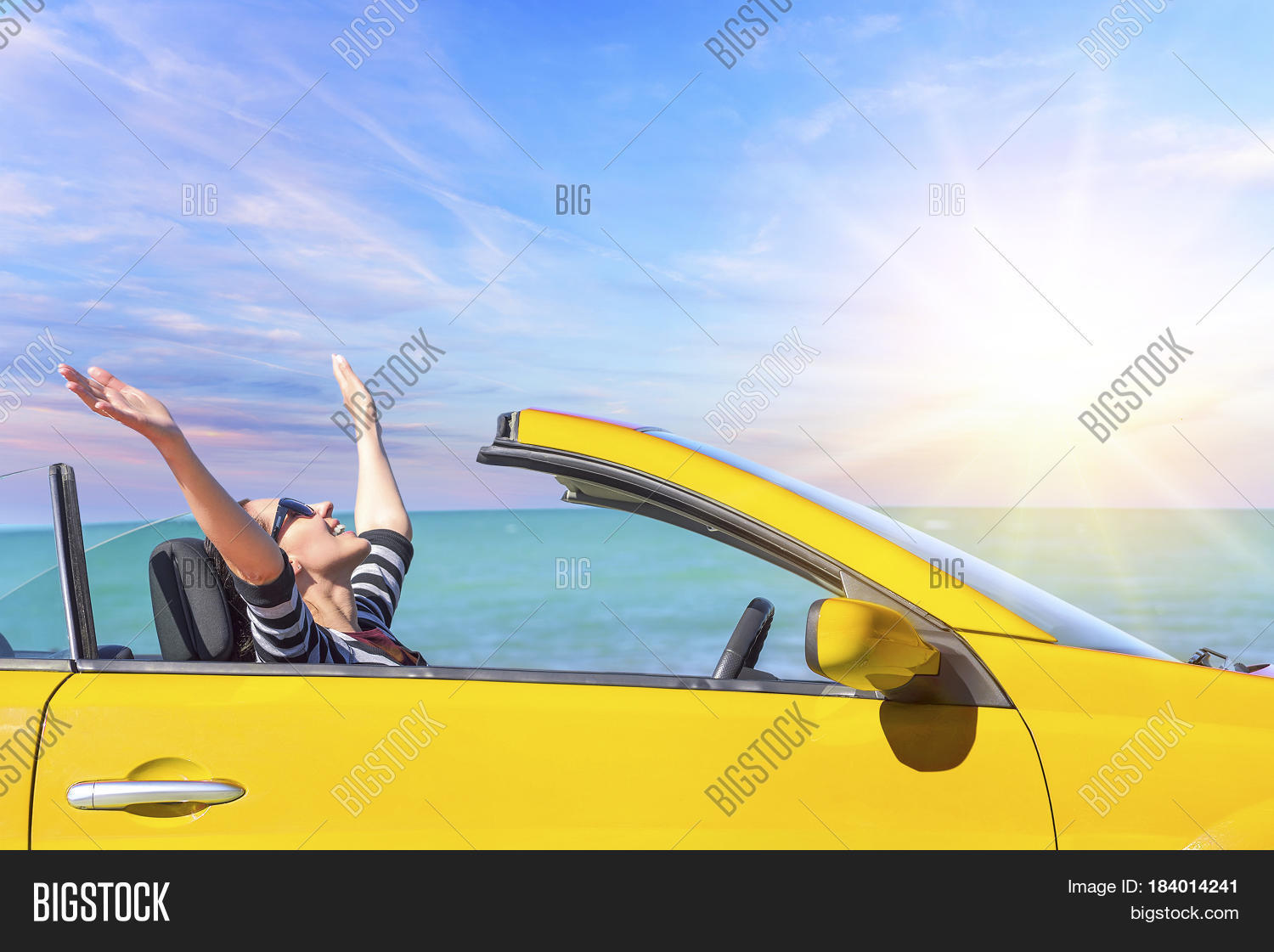 Красивая машина на мойке. Полежать на машине солнце. Летний фон с машинами. Блондинка в кабриолете в красном шарфе. Машина лето отпуск.