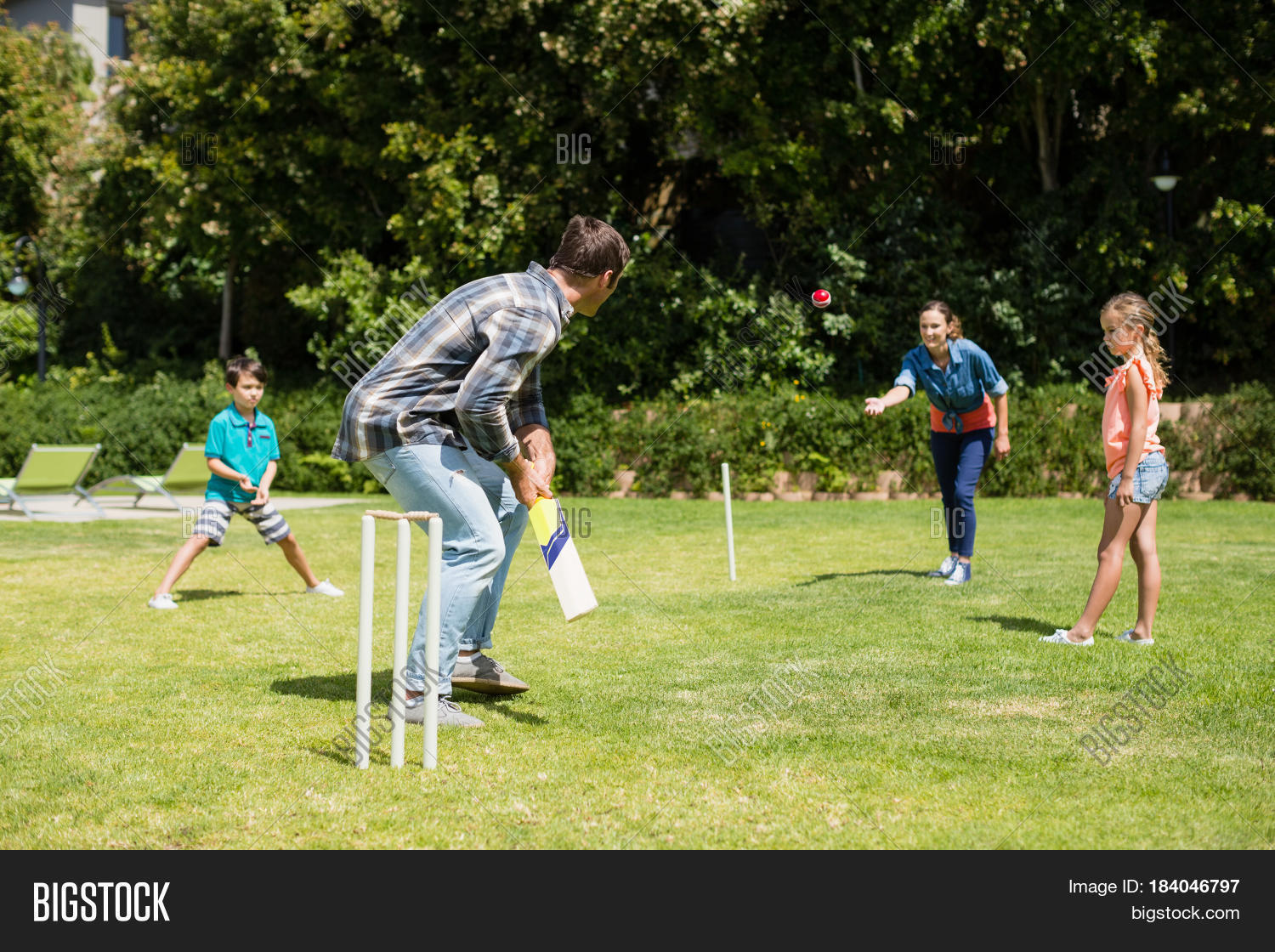 русская игра лапта. Boys playing in the yard. семья играет. Are park playing children in cricket the. Cricket family.