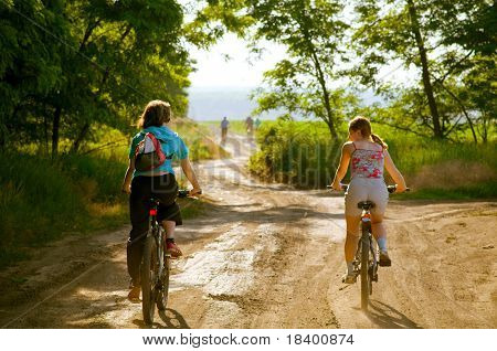 dvě cyklista relaxovat, cykloturistika