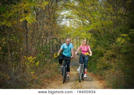 dvě cyklista relaxovat venku cyklistika