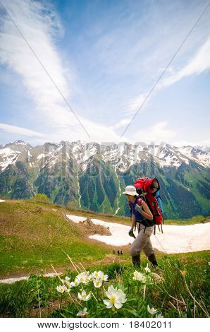 dağlarda trekking kadın