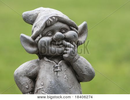 Roliga dvärg, gnome med grön bakgrund