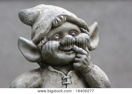 Roliga dvärg, gnome med grå bakgrund