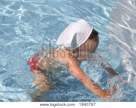 Kind versuchen Schwimmen 