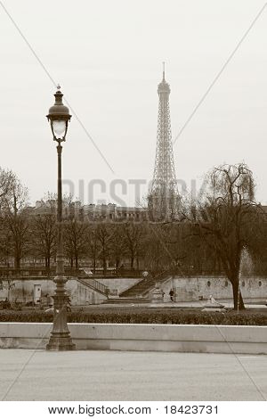Lyhty ja Eiffel-tornille. Katso Terrasse des Tuileries-puistosta. Pariisi