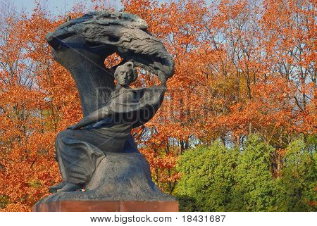 Chopin vecchio bronzo monumento di Lazienki park a Varsavia. Tempo d'autunno.