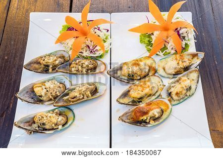 Grilled New zealand mussels with butter and garlic sauce
