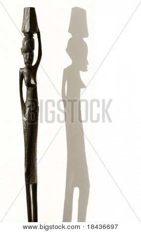 dřevěné etnické sculture se stínem