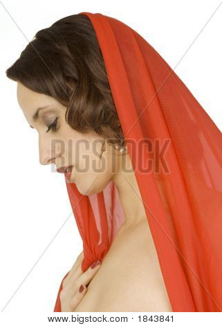 Hermosa morena en pañuelo de cabeza roja en perfil contra un fondo blanco