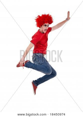 Funky uomo con parrucca rossa grande