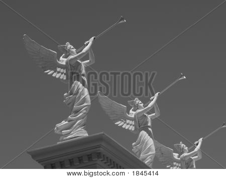 Angel statue soffiando trombe