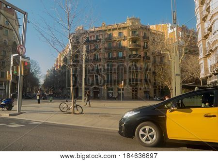 Barcelona Taxi in front of an heritage building