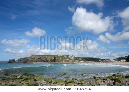สีฟ้าท้องฟ้าและเมฆขาวเป็นคลื่นแบ่งใน Portreath
