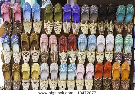 Färgglada skor i Souk, dubai, Förenade Arabemiraten