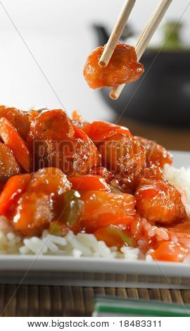 sladkokyselé vepřové na rýži se eaton s hůlky