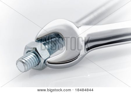 Detail chrom klíč zapnutí matice šroubu na bílém pozadí