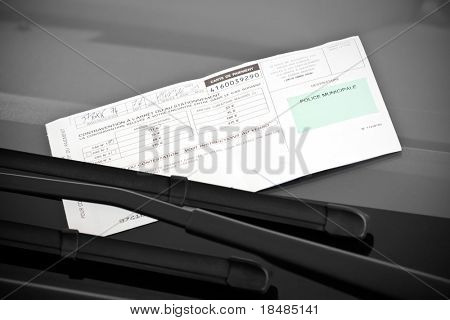 Contravention de stationnement français sur le pare-brise de la voiture ou le pare-brise.