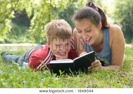 Maman et le fils lit le livre