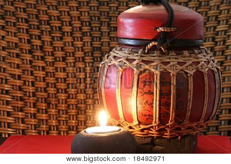 Frasco birmano con velas encendidas. Tomada a ISO 100 (posición más baja) para minimizar el ruido.