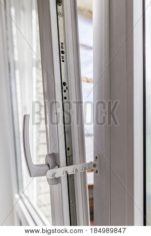 Safe restrictor lock prevents accidental shut the opened window