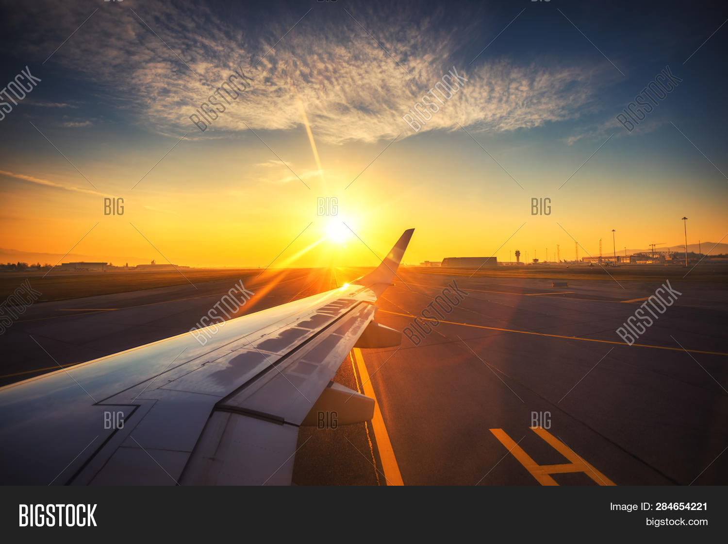 Самолет на 6 человек. Ready for the flight. Бизнесмен в аэропорту. Фото с самолетом над головой шереметьево. Самолет с пассажиром.