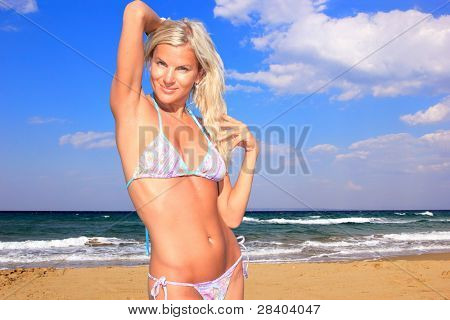 Sexet bikini pige poserer på stranden