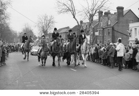 TENTERDEN, Anglie - prosinec 26: The Ashford Valley Hunt jezdit kolem proti lovu demonstranti ve vysoké