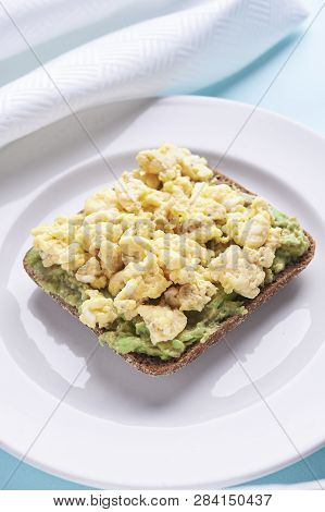 Sandwich With Scrumble Egg And  An Avocado