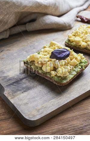 Sandwich With Scrumble Egg And  An Avocado