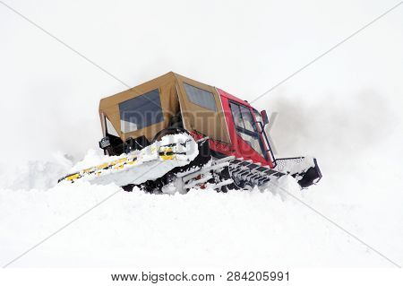 Ratrack advancing in deep snow