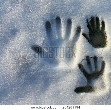 Handshakes On The Snow, Fingerprint On Snow