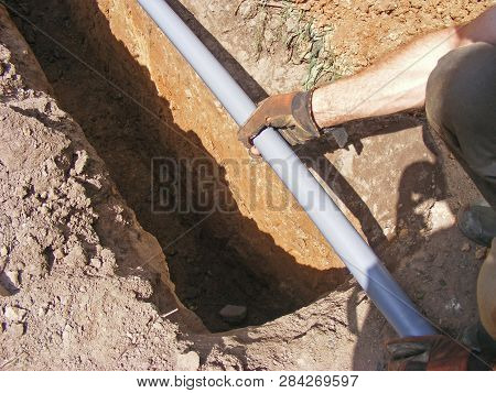 Montage Of A Overflow Drainage By Builder
