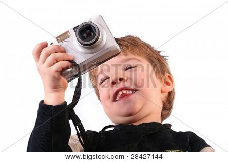 Geïsoleerde foto van jonge jongen een foto neemt met compacte digitale camera
