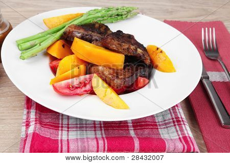 肉料理： まれな媒体ロースト牛肉のフィレ マンゴー トマト、アスパラガス、提供して白い皿 o