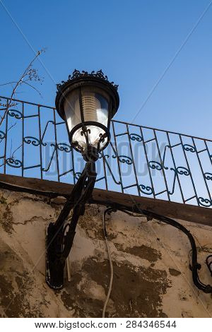 Classic Shape Of A Street Lamp - Lantern, As An European Heritage On A Building In Safi, Morocco. En
