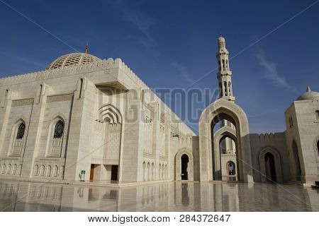 Al Fateh Grand Mosque In The City Of Manama, Kingdom Of Bahrain, Middle East