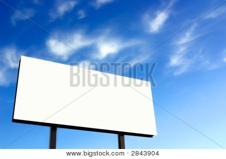 Panneau d'affichage blanc avec ciel vaporeux - soleil sur gauche - mise à jour