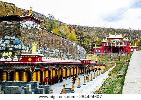 Tagong Village Heping Fahui, China On 12th May 2015 - View On Tibetan Monastery And Prayer Wheels