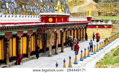 Tagong Village Heping Fahui, China On 12th May 2015 - Tibetan Monastery And Prayer Wheels