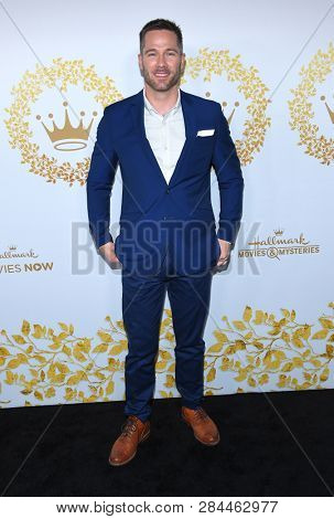 LOS ANGELES - FEB 09:  Luke Macfarlane arrives for the {Event} on February 09, 2019 in Pasadena, CA                