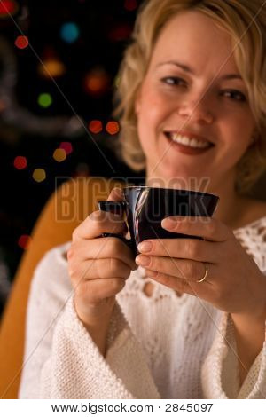 夜のお茶やコーヒーを自宅での休日を楽しんでください。