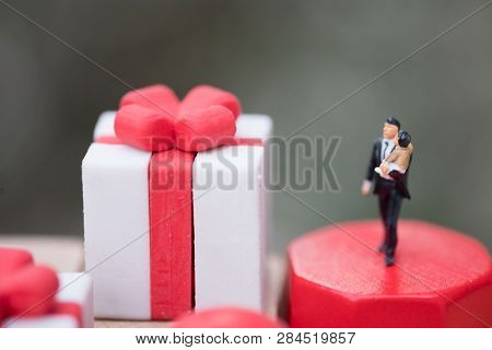 Miniature People : Happiest Baby On The Father's Hands And Looking Gift Box