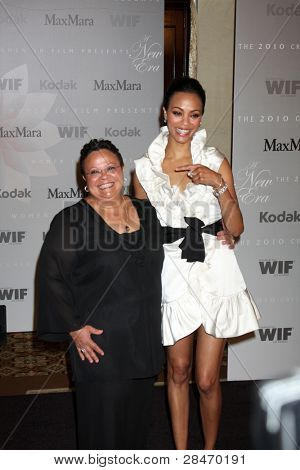 ลอสแองเจลิส - 1 มิถุนายน: Asalia Nazario & ลูกสาว Zoe Saldana ที่คริสตัล 2010 & รางวัลลูซี่ที่