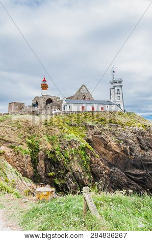 Phare Saint-mathieu Et Ancienne Abbaye à La Pointe Saint-mathieu