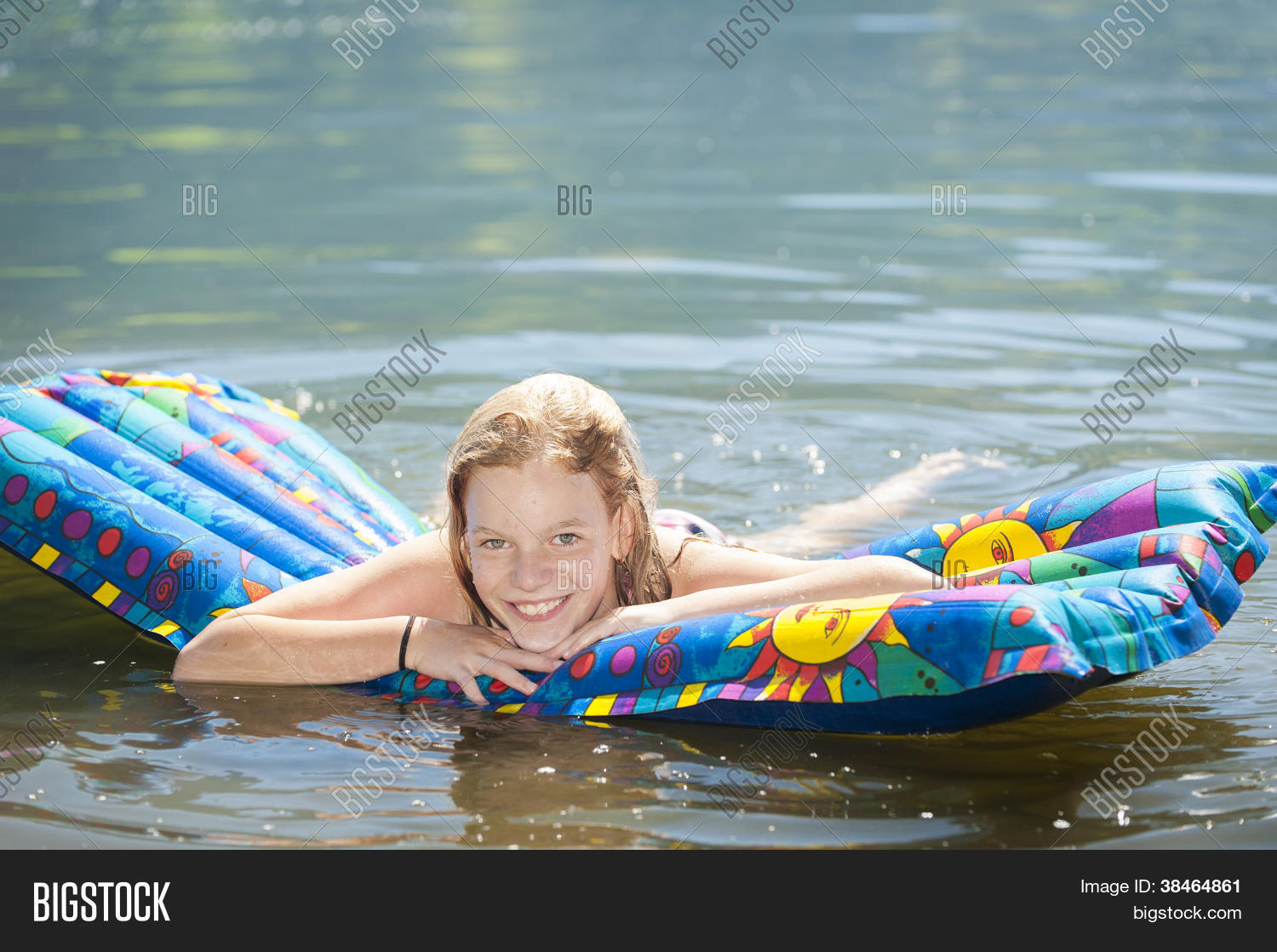Милашка плавает на водном матрасе по воде модели