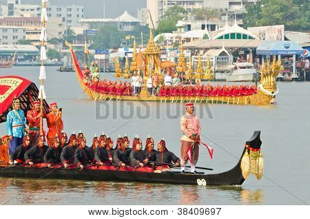 Królewskiej barce ćwiczenia procesja z okazji Królewskiego Kathin podczas ceremonii