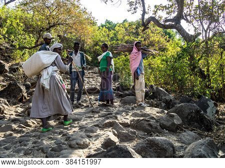 Tis Issat, Ethiopia - Feb 05, 2020: Ethiopian People Near The Bridge Of The Portuguese On The River 