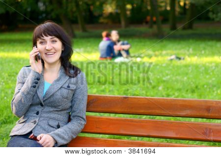 Donna felice parlando sul cellulare nel parco